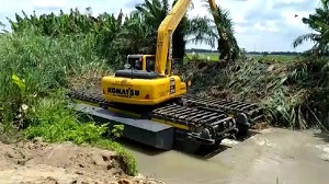 Excavator amphibi membersihkan sungai (foto/ilustrasi)